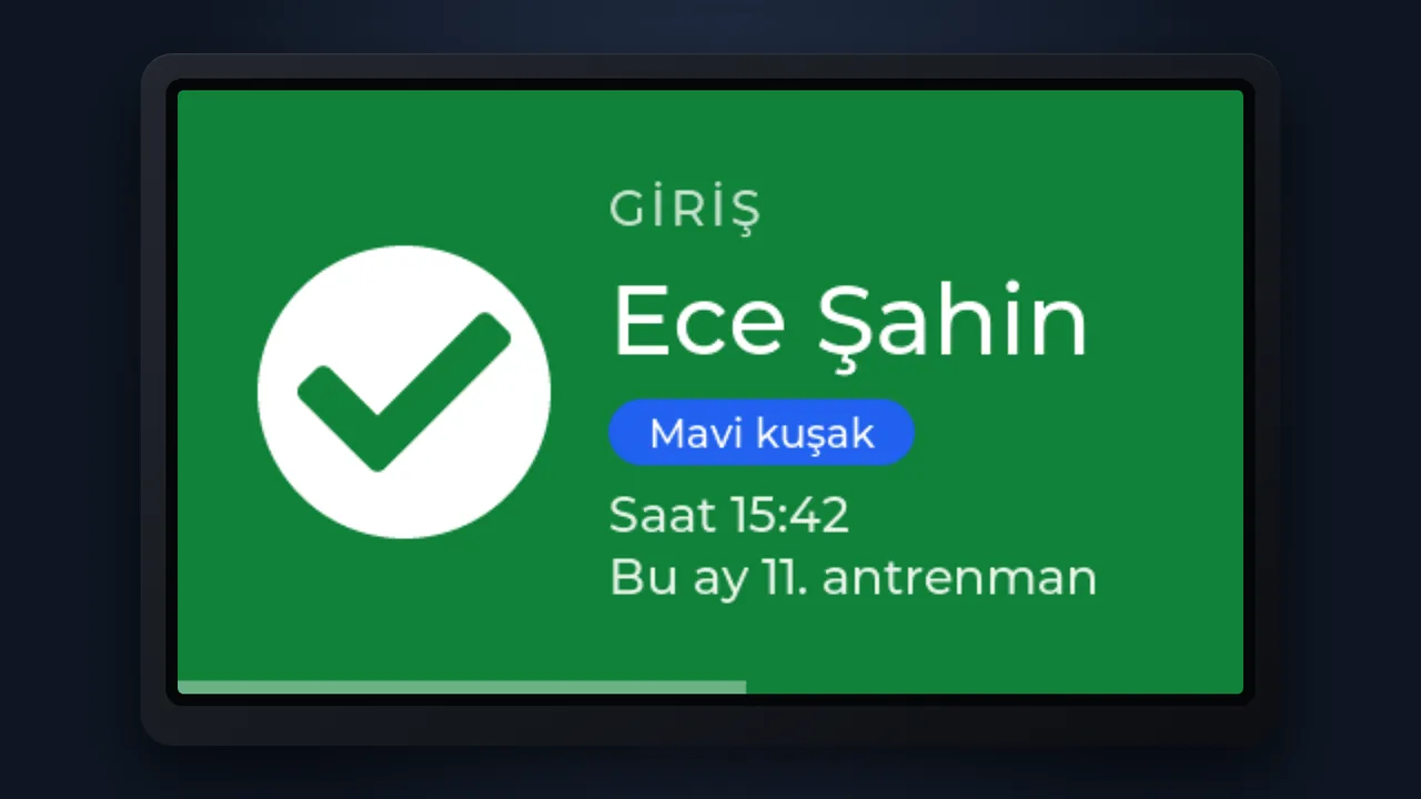 Kart okuyucu yeşil giriş ekranı: sporcu adı, mavi kuşak, saat ve bu ayki antrenman sayısı
